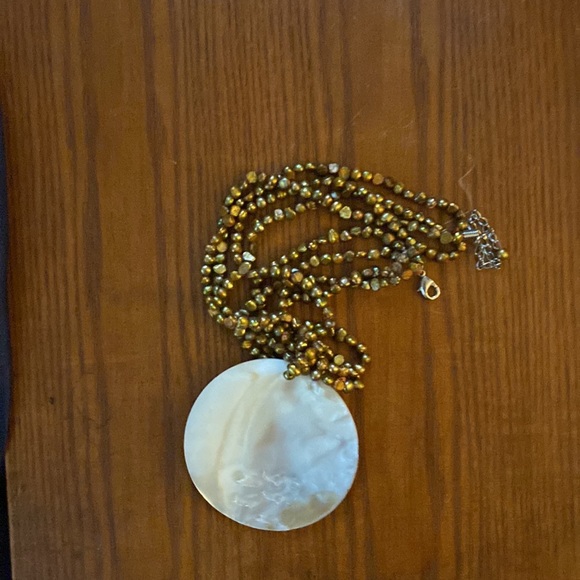 Elegant seashell beaded necklace - Picture 2 of 4